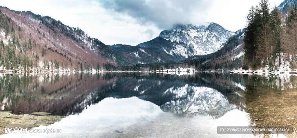 宁静山水倒影美景