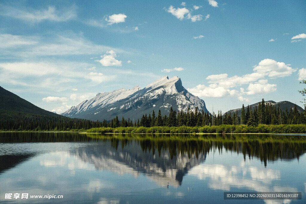 湖畔雪山美景倒映