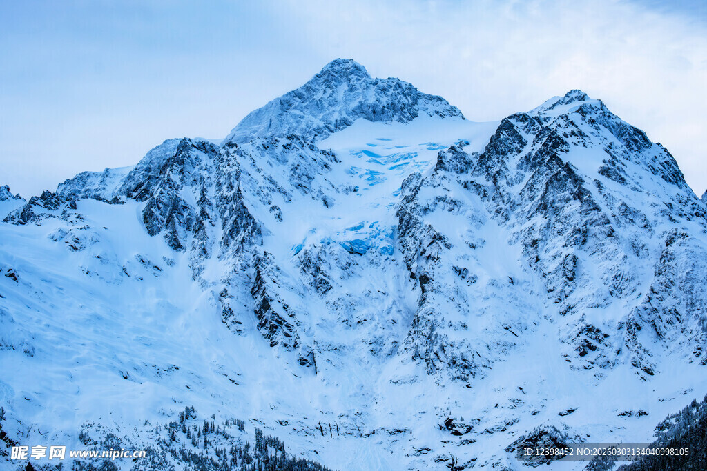 巍峨雪山壮丽景观