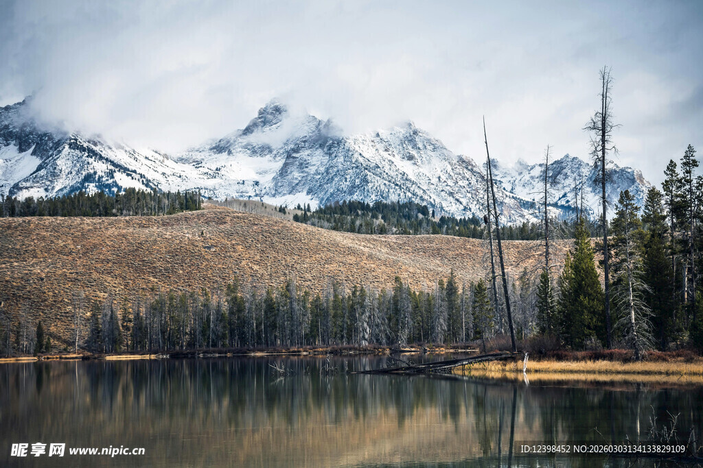雪山湖畔的静谧自然景观