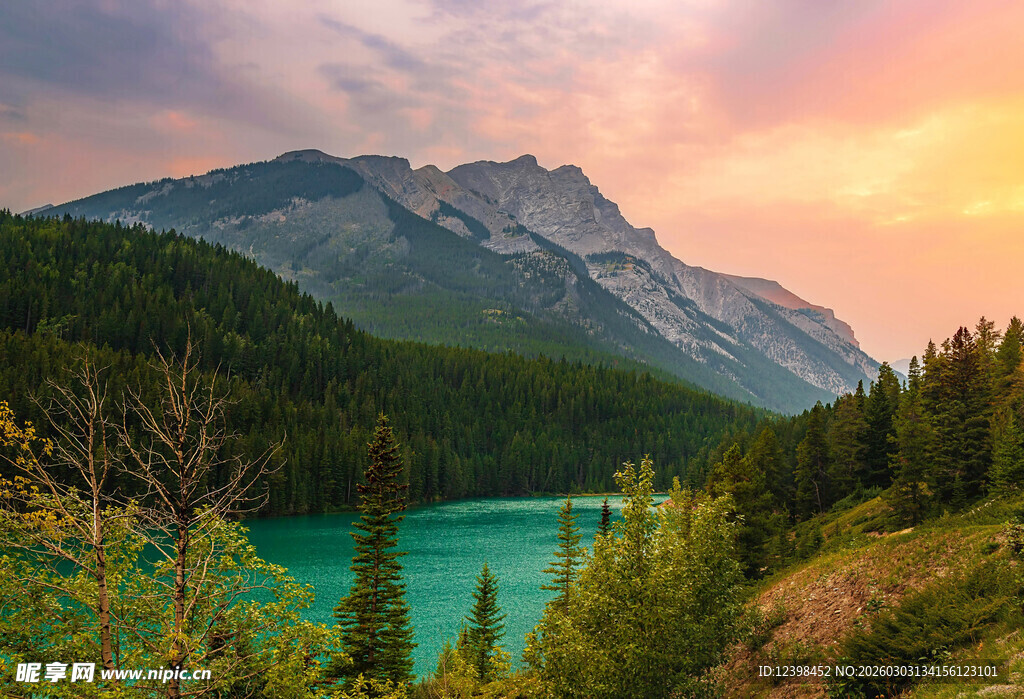山间碧湖映绚丽霞光