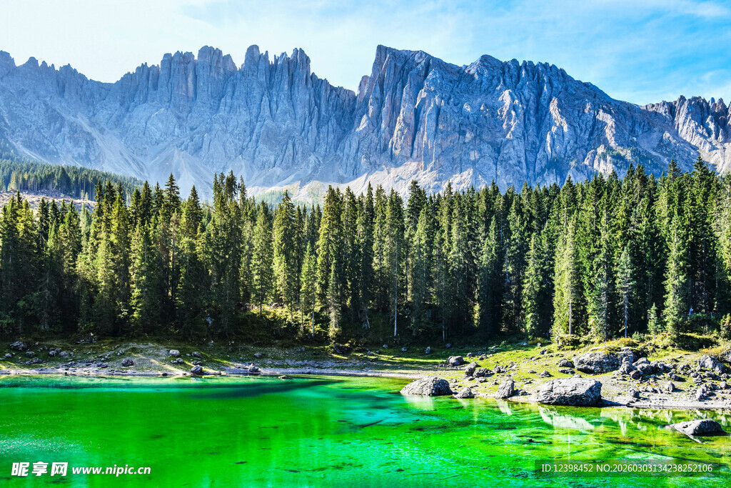 翠绿湖畔的壮丽山景