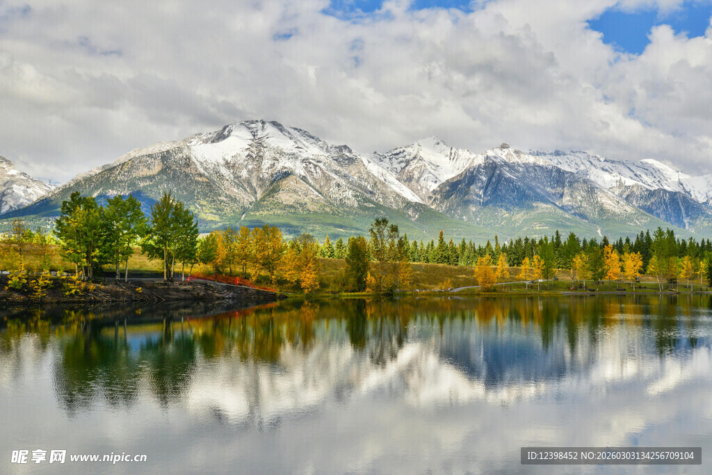 秋日雪山下的静谧湖泊