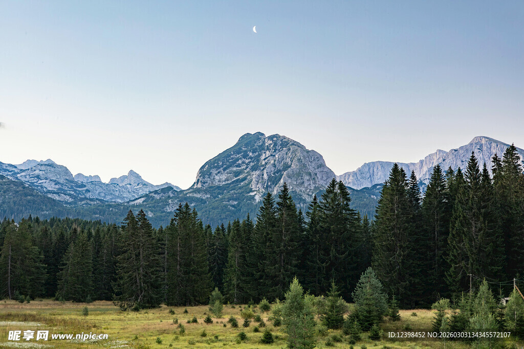 壮丽山林间的巍峨山脉