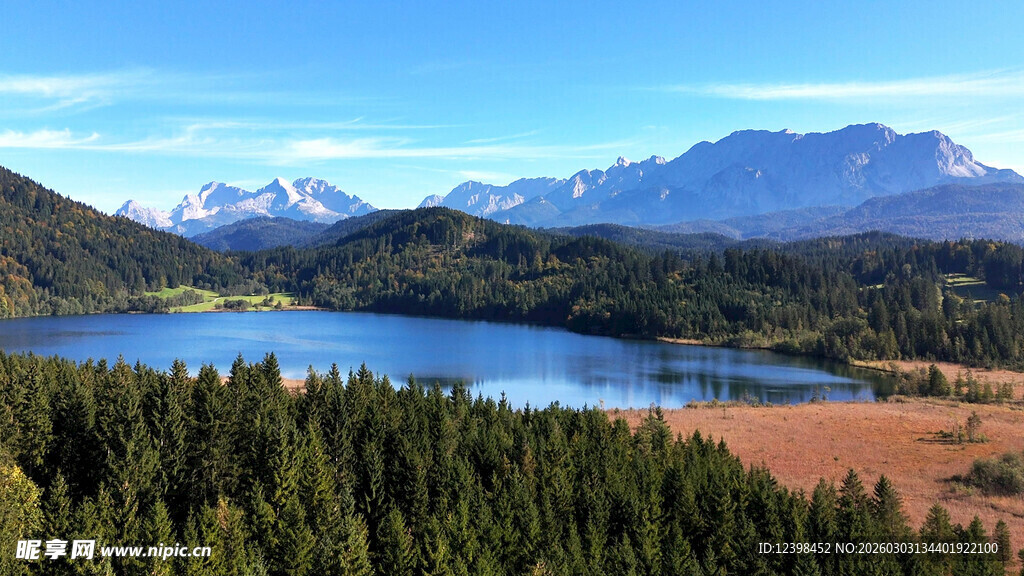 湖畔山林间的壮美风光