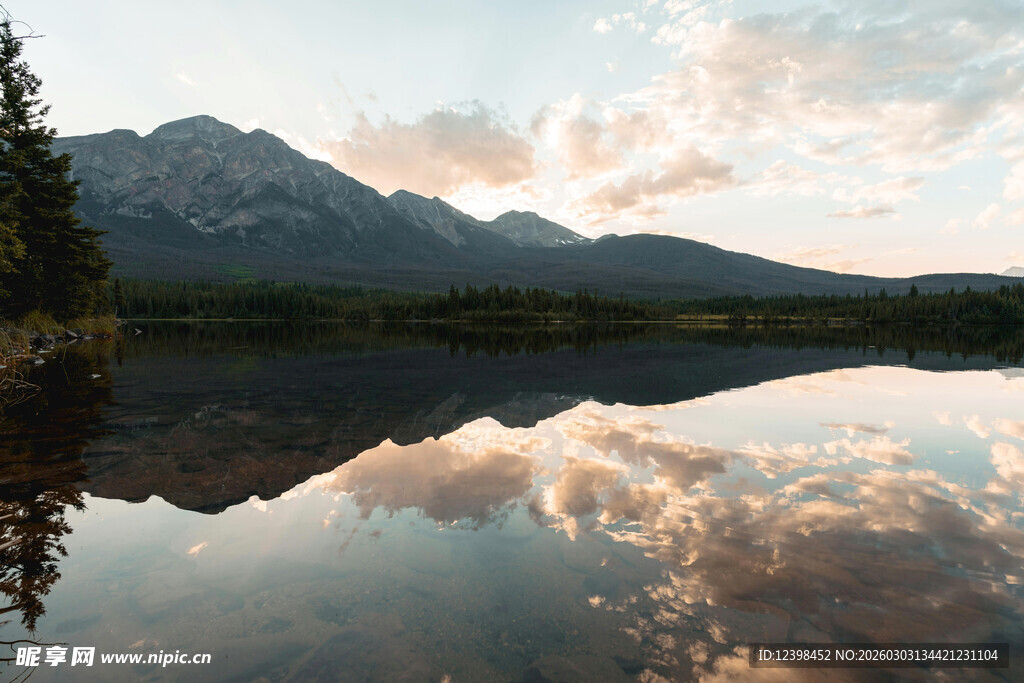 湖山相映的梦幻自然景致