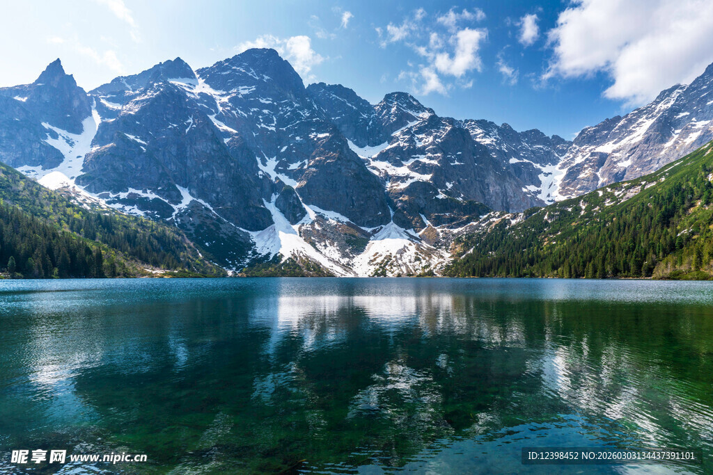 高山湖泊美景