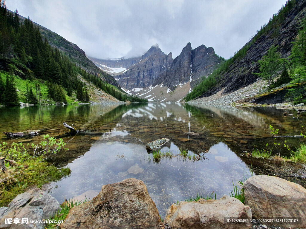 山间静谧湖泊美景