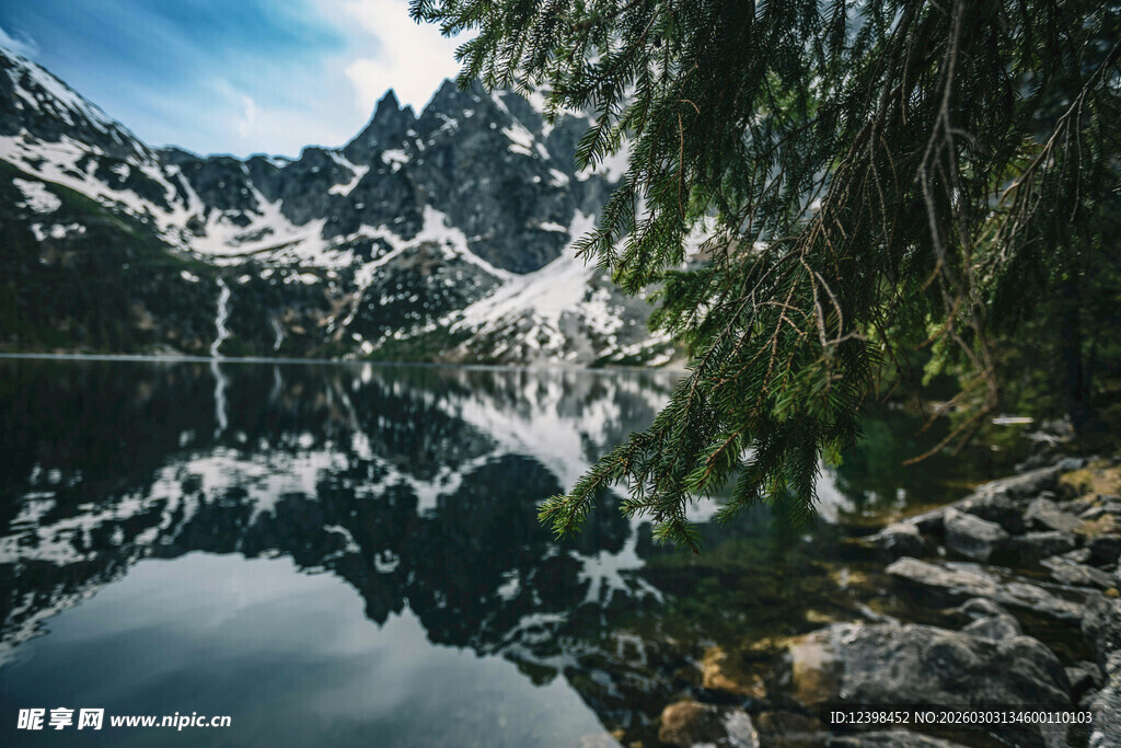 高山湖泊美景倒影如画
