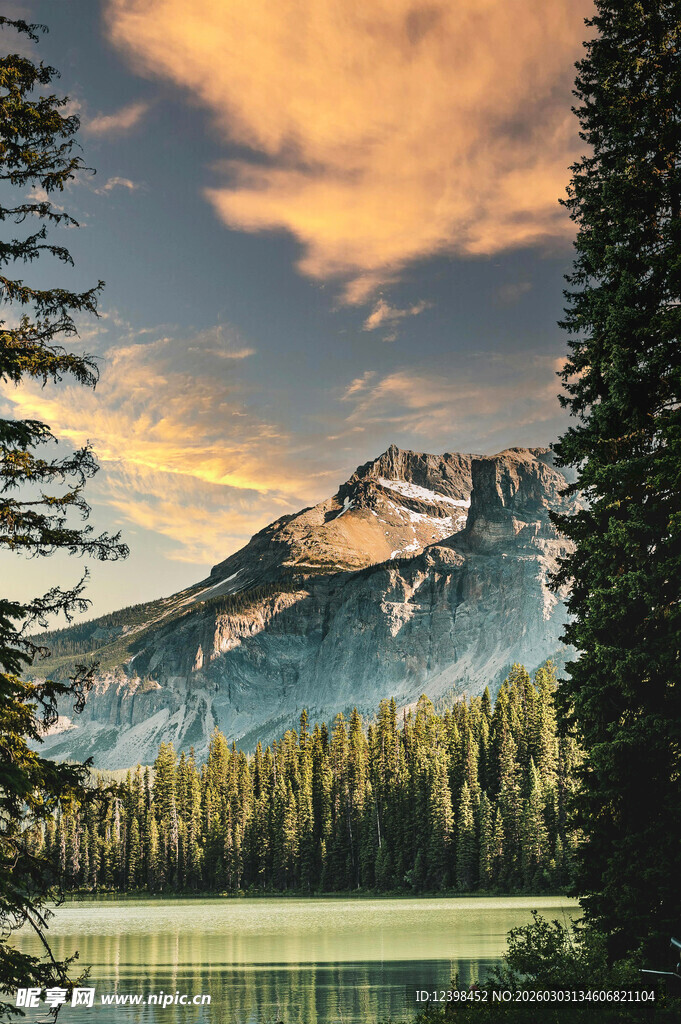 湖畔山林美景