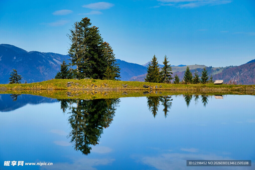 宁静湖景与山林倒影