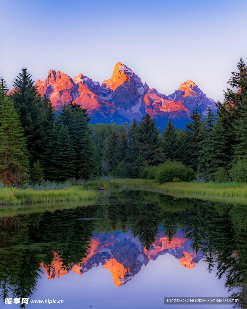 山间湖畔壮丽日出美景