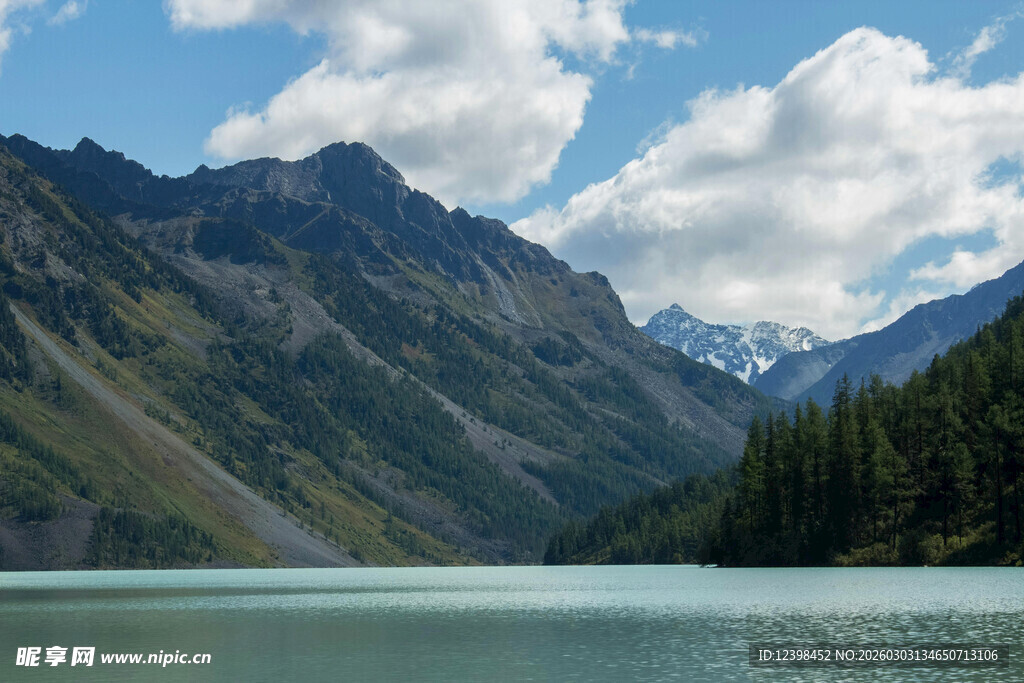 高山湖泊美景