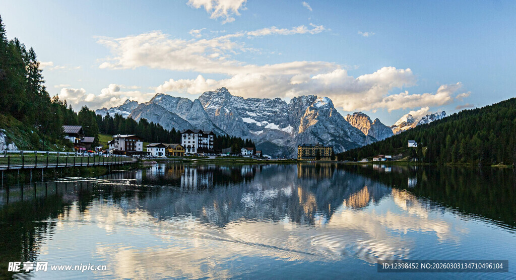 湖畔山景倒映的美丽风光