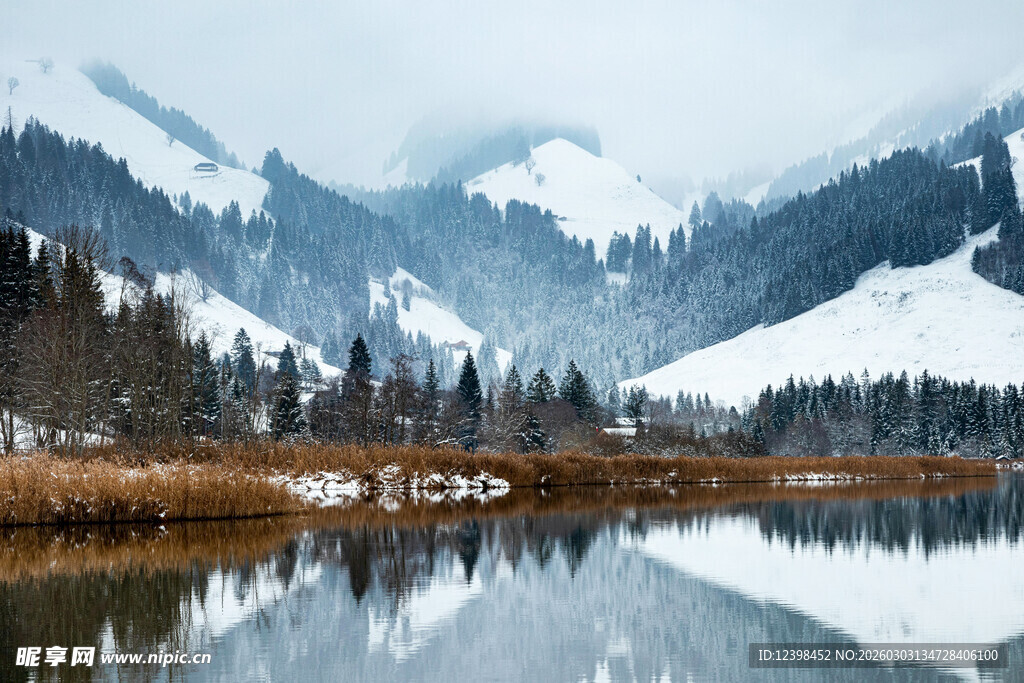 雪山湖泊的静谧冬日景象