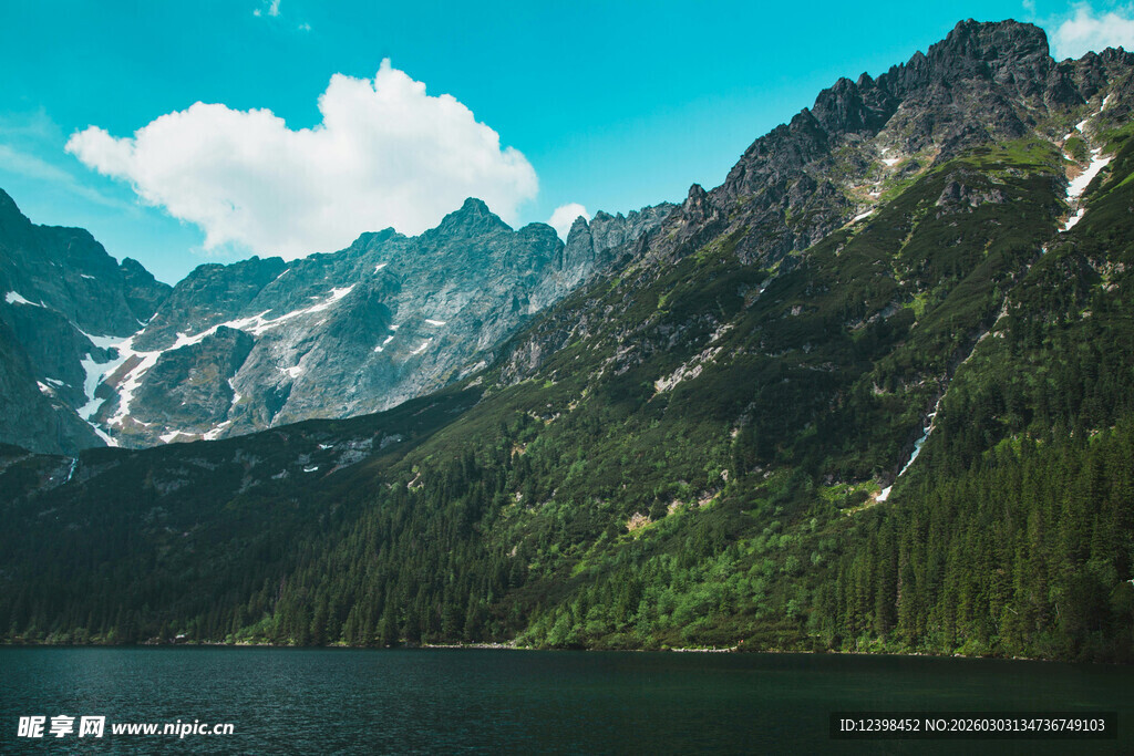 高山湖泊美景