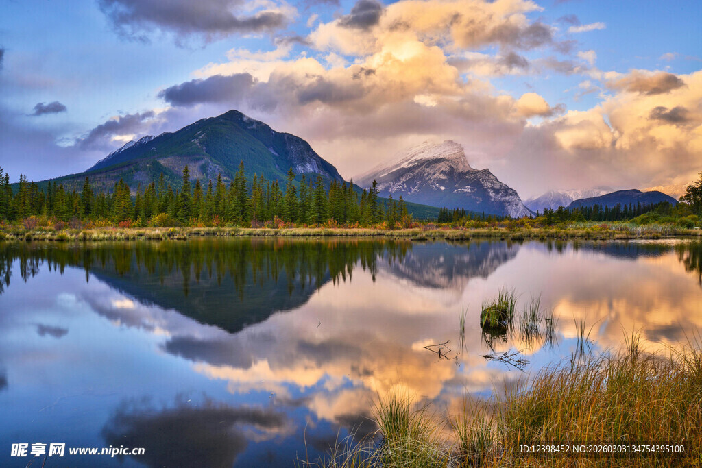 湖畔山峦壮丽风光倒影