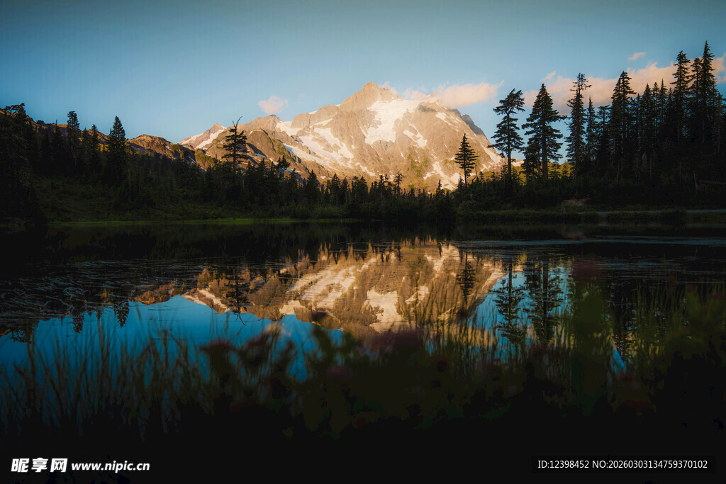 山间湖泊的壮丽倒影
