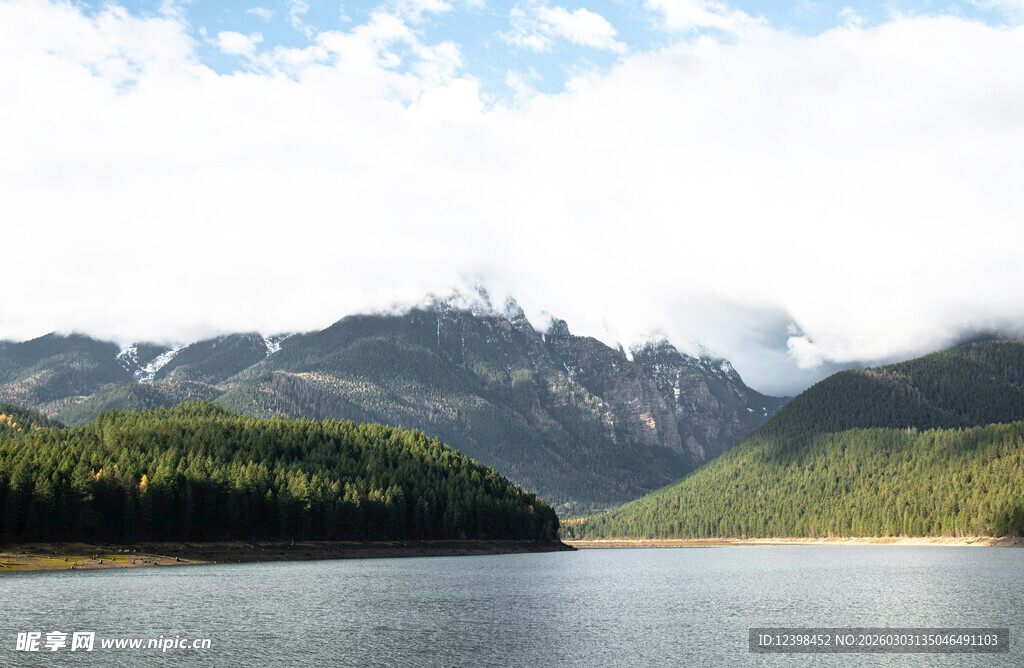 山水相依的秀丽湖景
