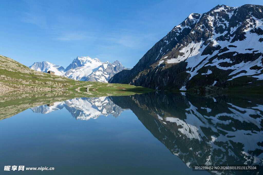 高山湖泊美景倒影如画