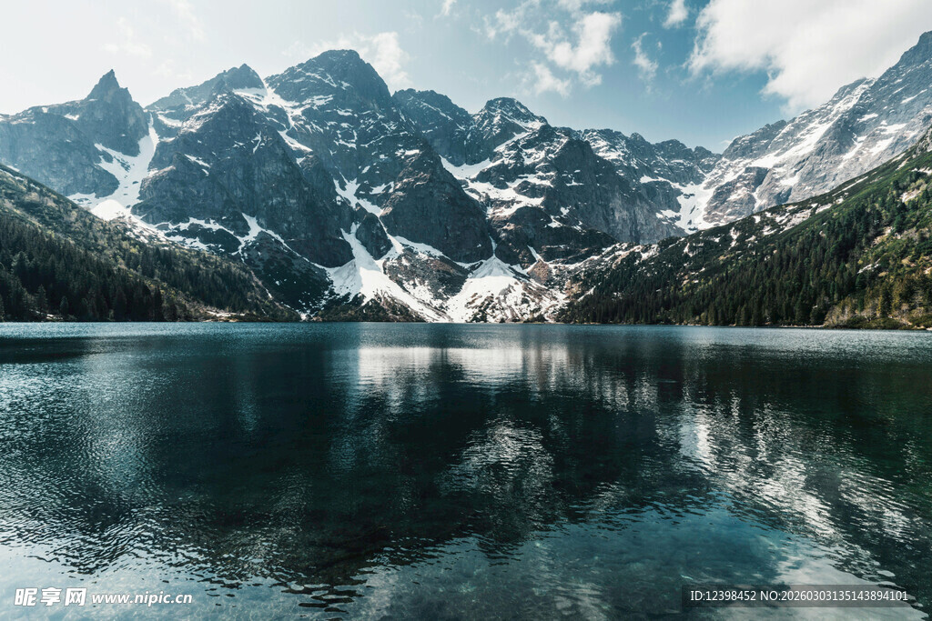 高山湖泊的绝美自然景观