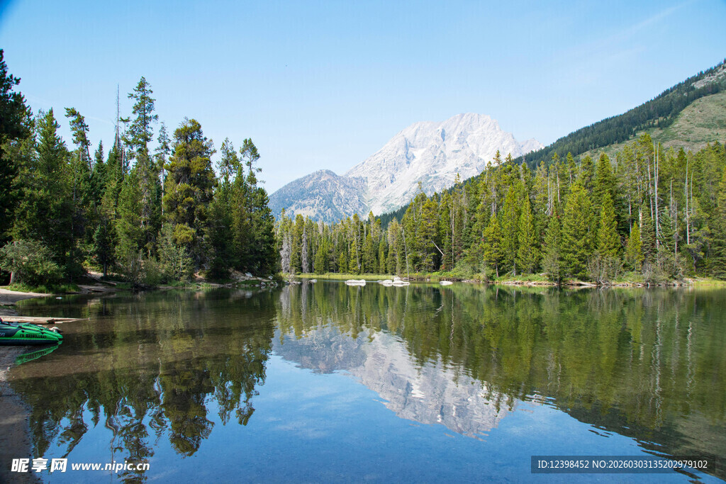 宁静湖畔山林美景