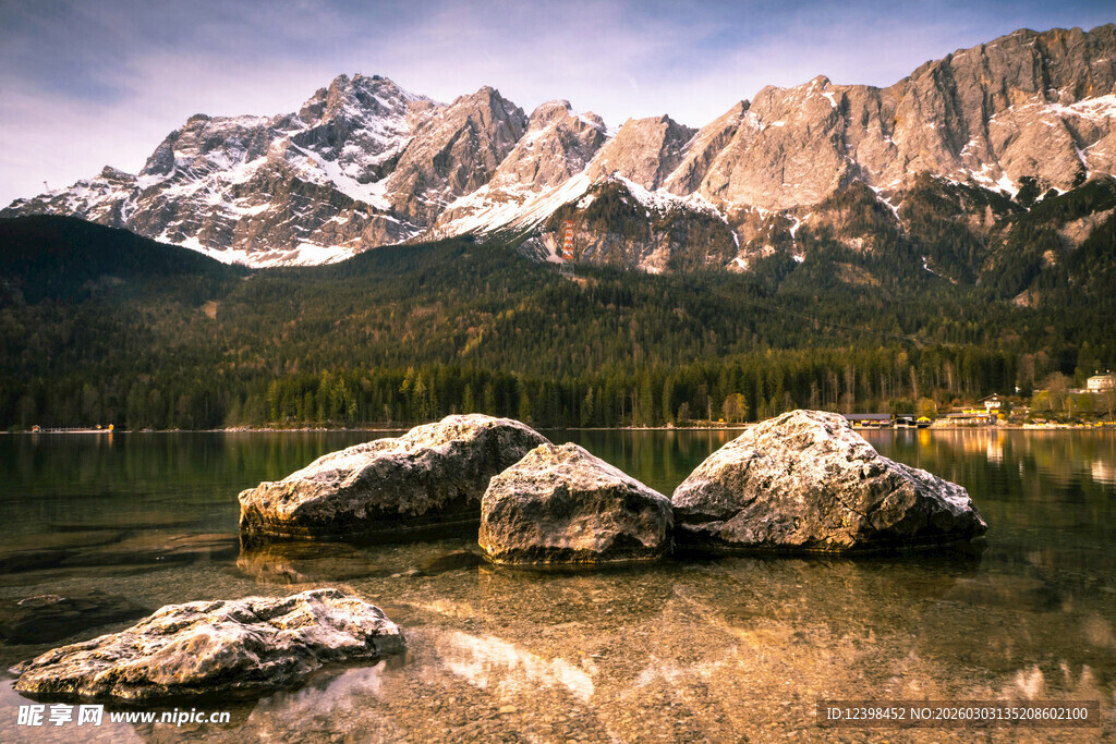 湖畔巍峨雪山与巨石美景
