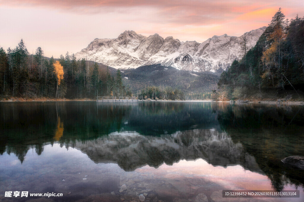湖畔山林间的壮丽雪山倒影