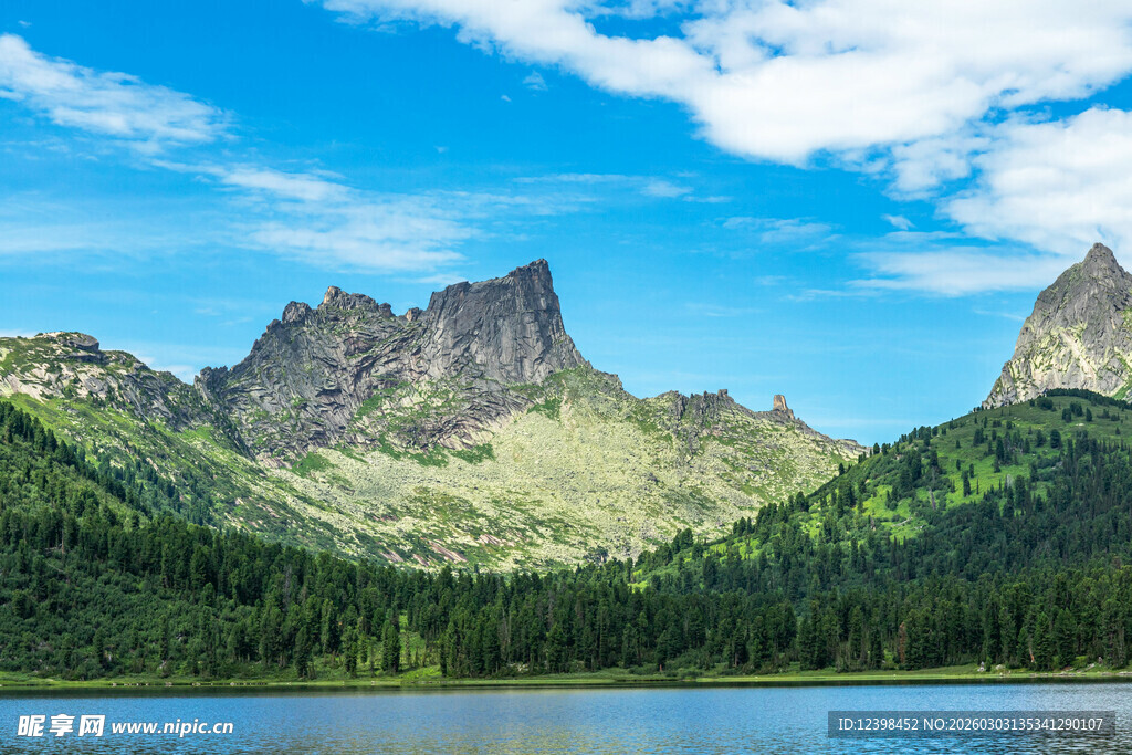 秀丽山水间的宁静湖泊