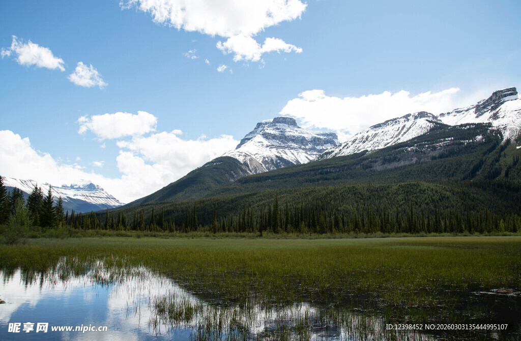 宁静山水间的美丽自然景观
