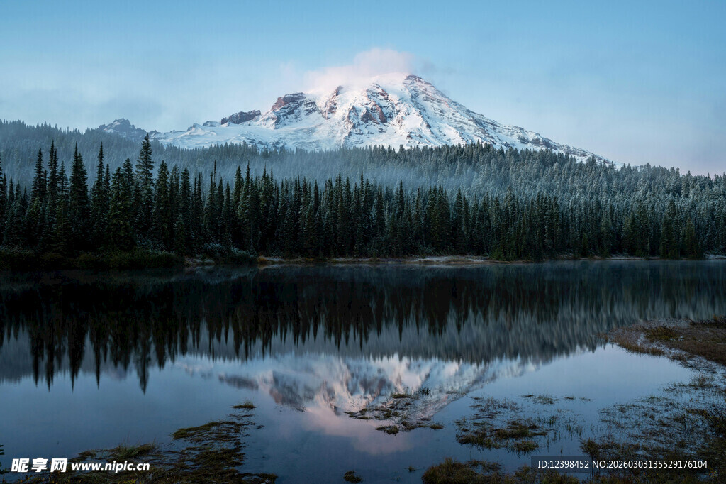 雪山倒映在静谧湖面上