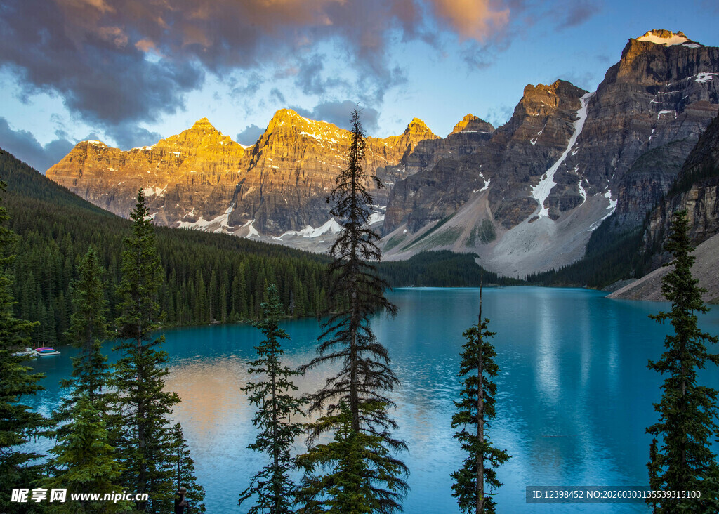梦幻湖光山色下的壮丽美景