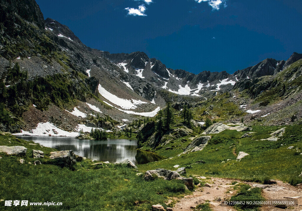 高山草甸间的雪山湖泊美景