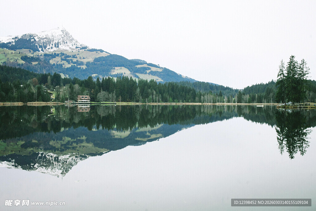 宁静山水倒影如画美景