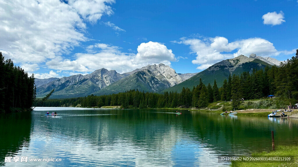 湖畔青山蓝天美景如画