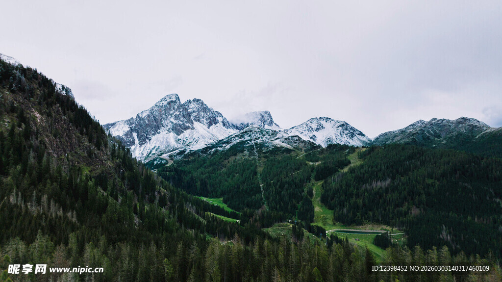 山间绿野中的巍峨雪山