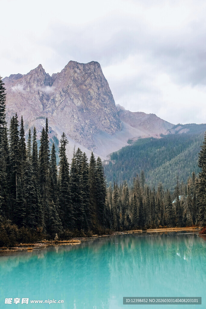湖畔山林间的壮美山色