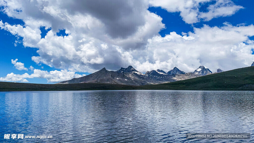 宁静湖畔的壮丽山水风光