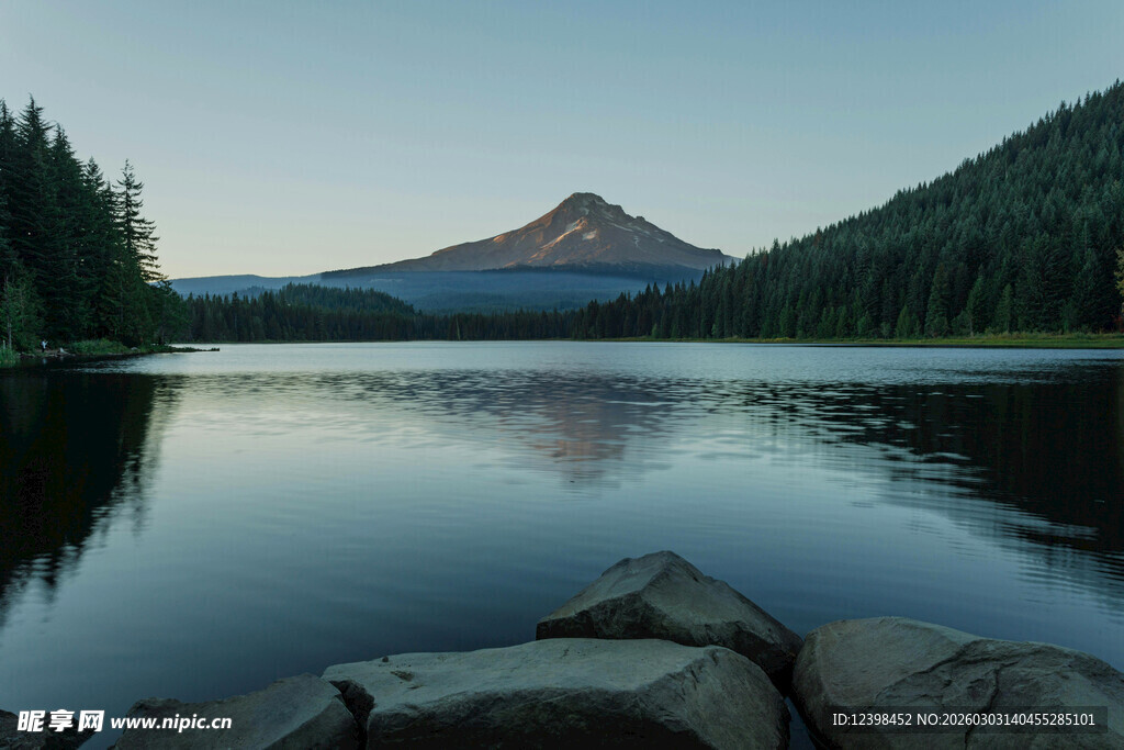 宁静湖畔的远山美景