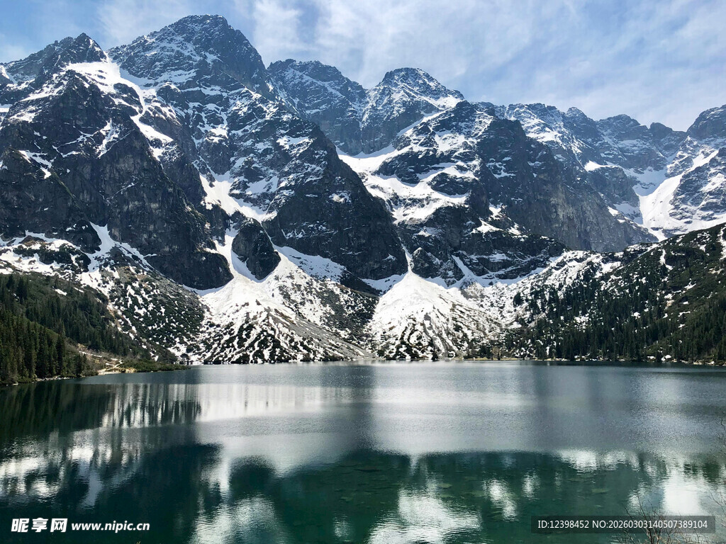 雪山下的静谧湖泊