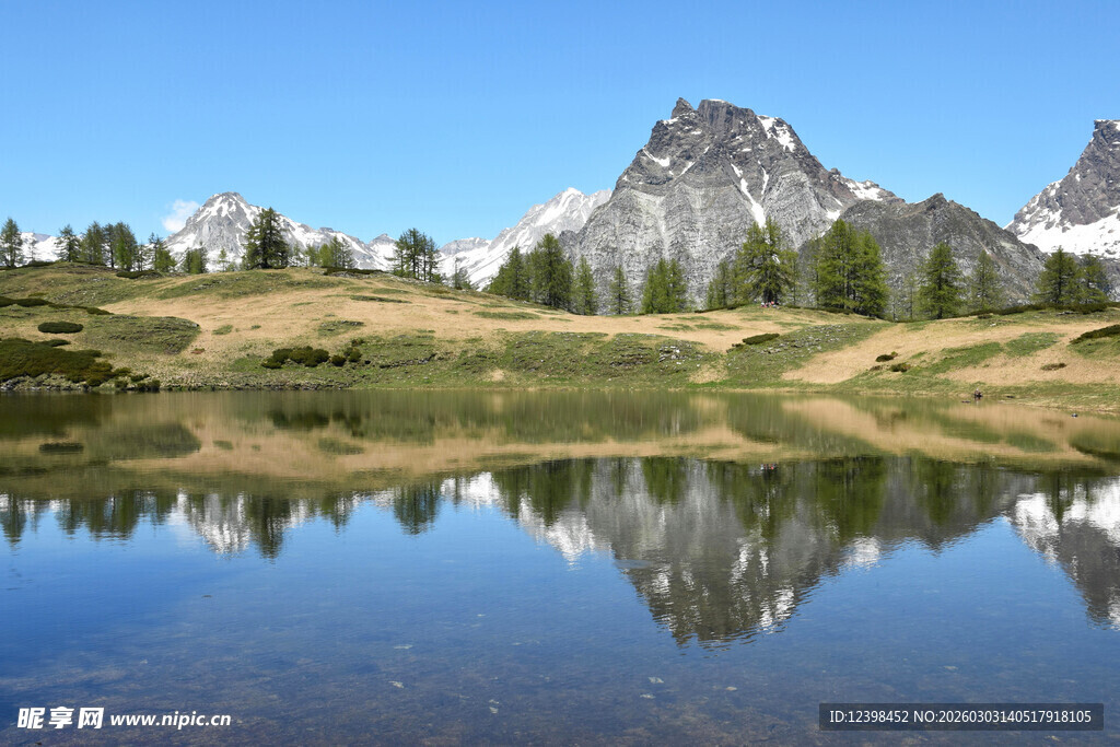 山间湖泊与巍峨雪山倒影