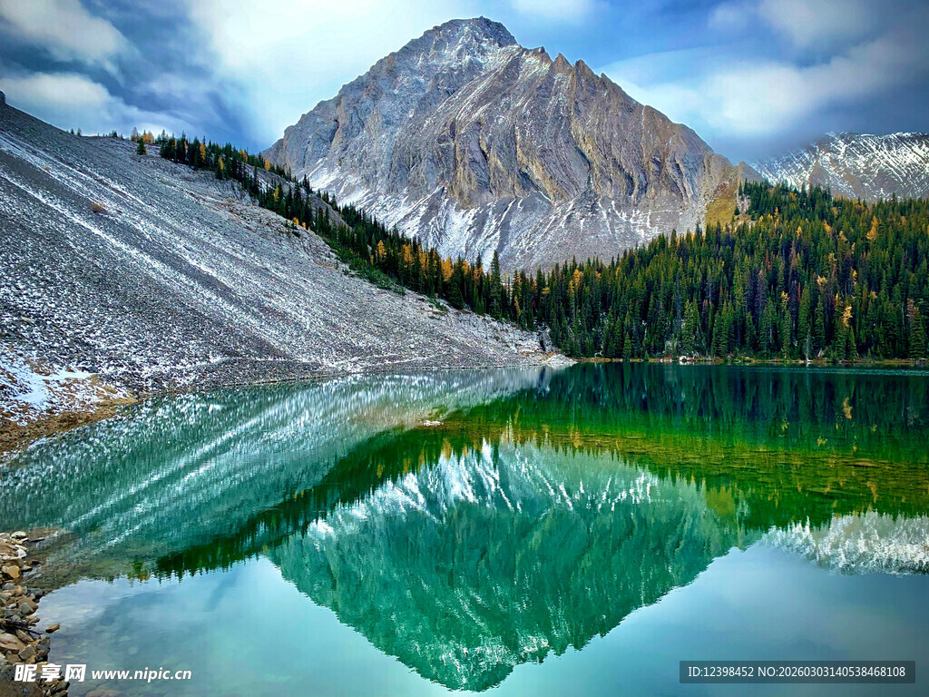 高山碧湖绝美自然景观