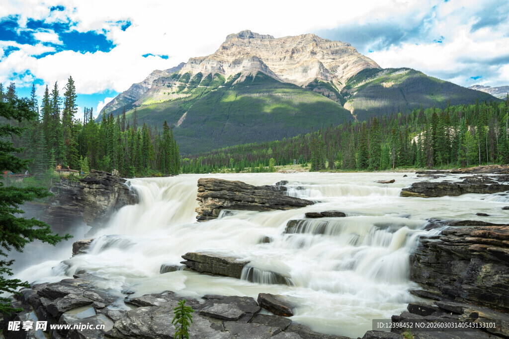 山间溪流奔腾的壮丽美景