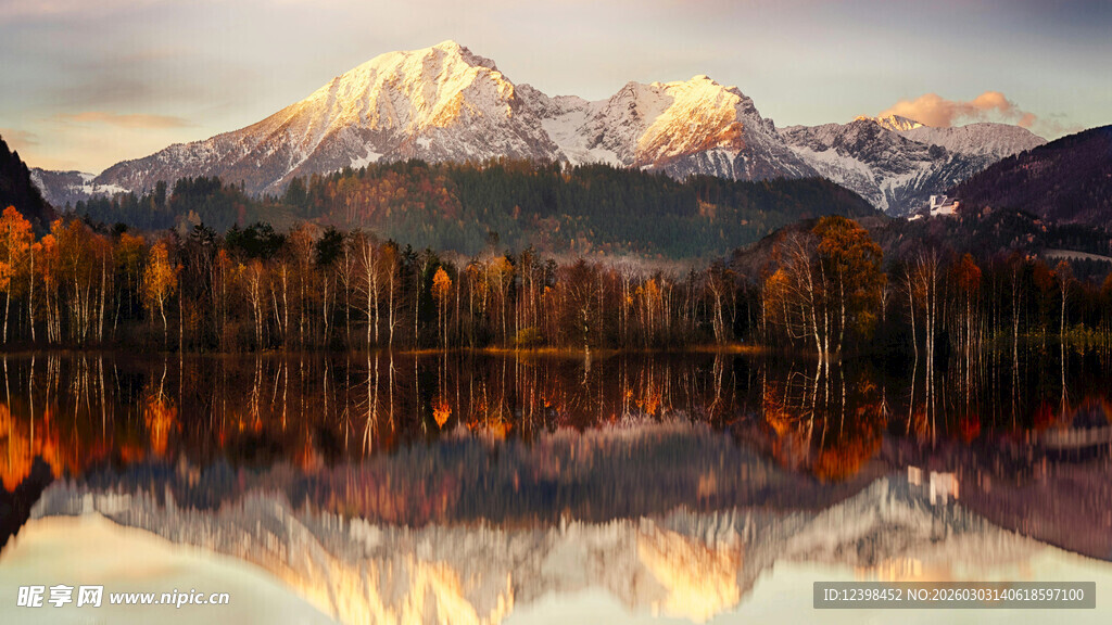 秋日湖山美景倒影如画