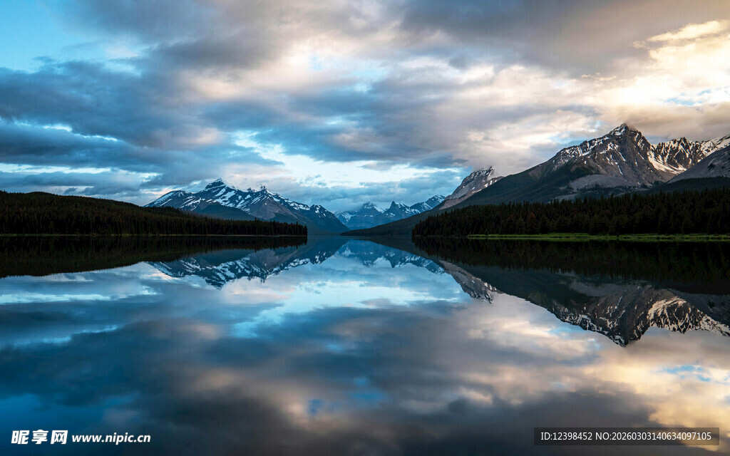 湖畔山峦倒影绝美风光