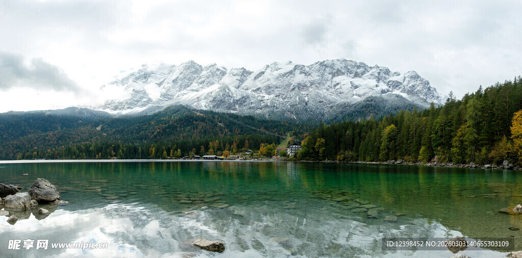 湖畔雪山美景