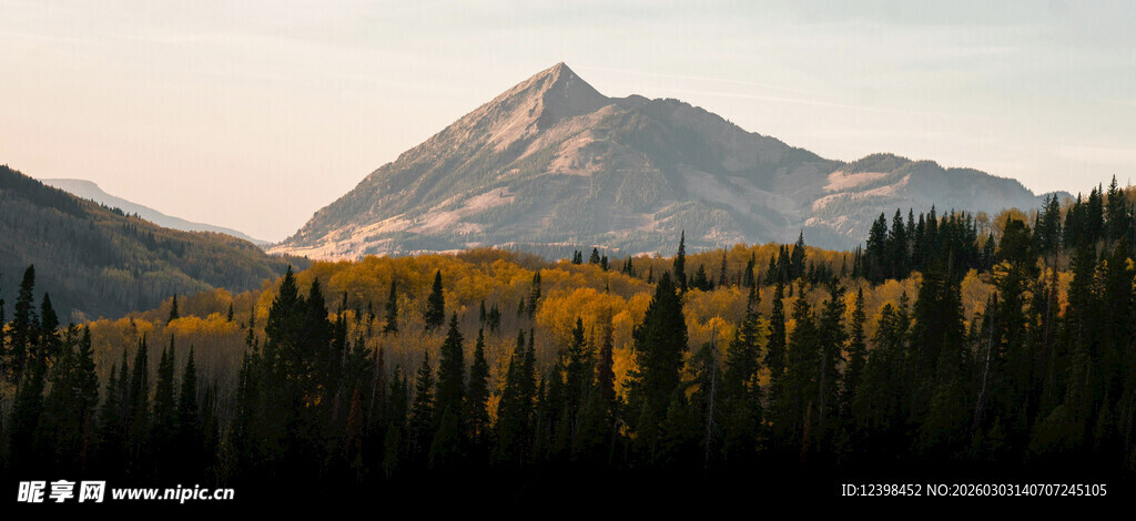 秋日山林间的巍峨山峰