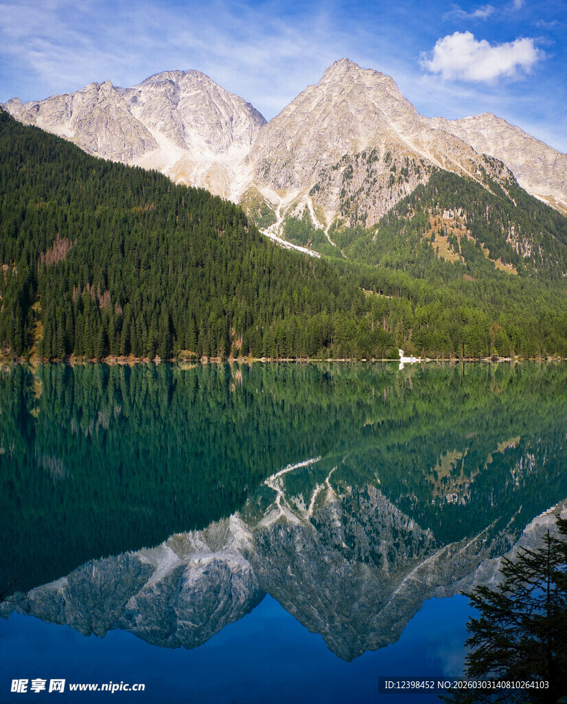 高山湖泊绝美倒影景观