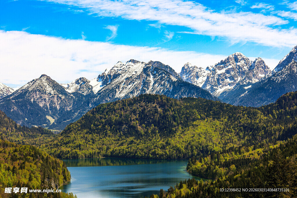 高山湖泊美景