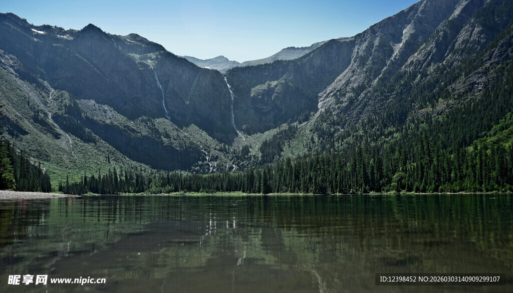 宁静山水间的美丽湖泊